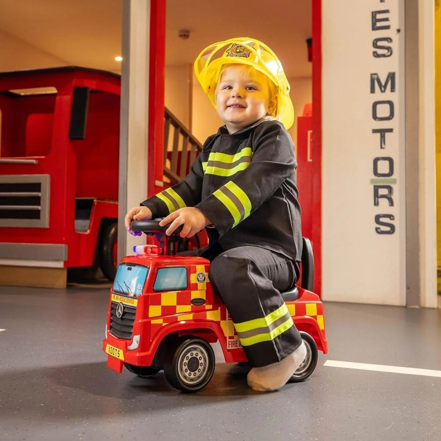 Xootz Mercedes - Benz Fire Engine Foot - to - Floor Ride On - Red - mezetto ebebek ebebek