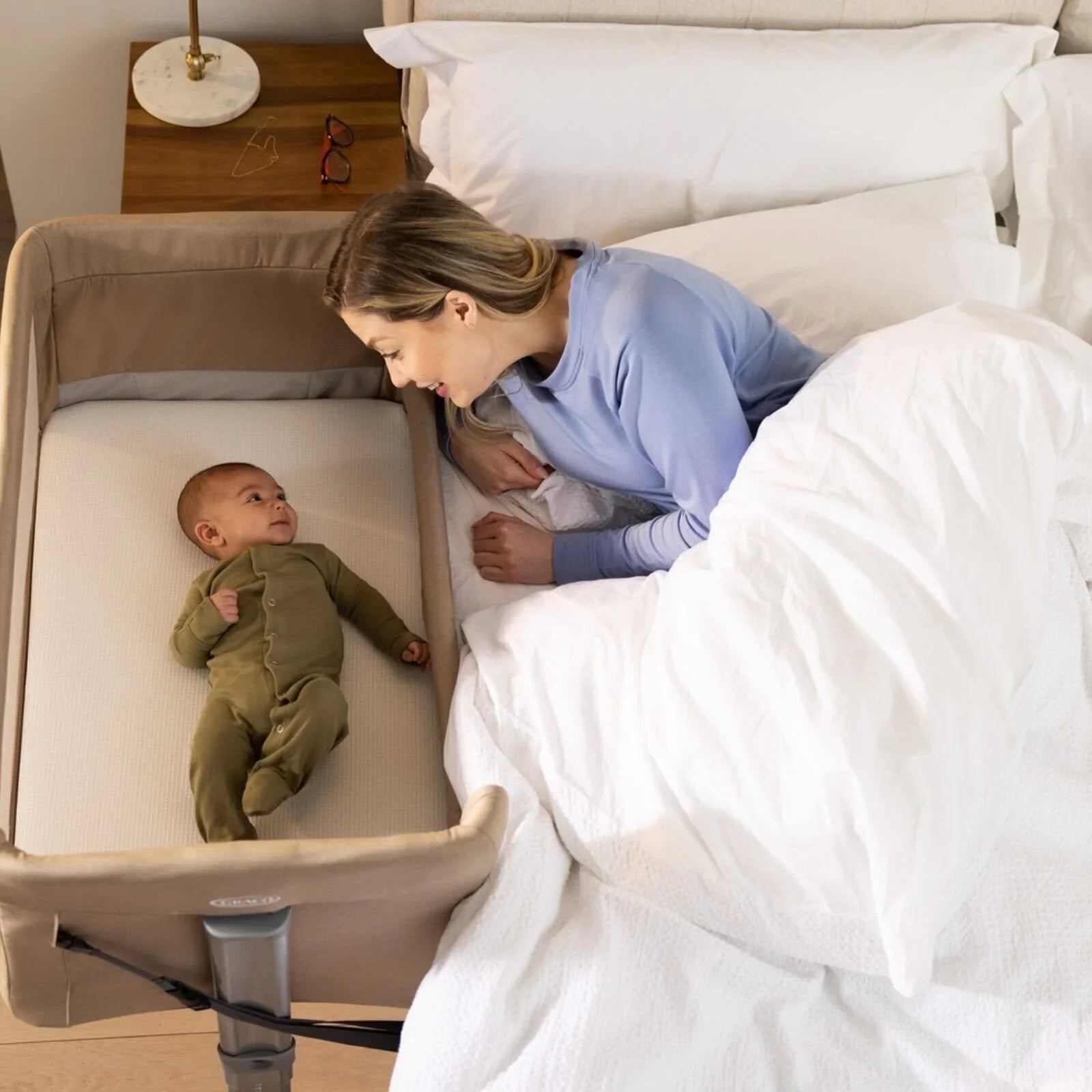 Graco Sweet2Sleep Bedside Crib - Oatmeal - mezetto ebebek ebebek