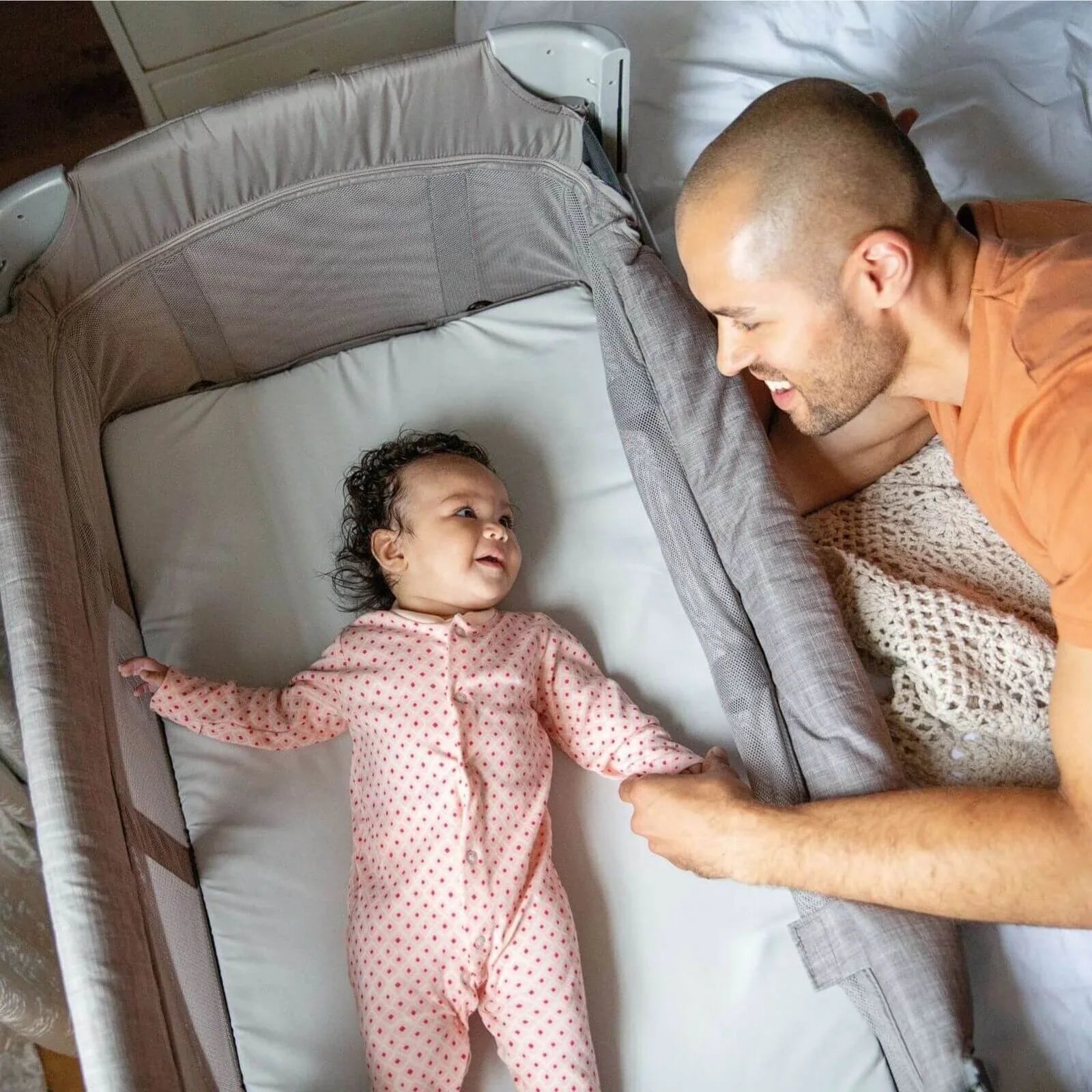 Joie Kubbie Sleep Bedside Travel Cot - Foggy Grey - mezetto ebebek ebebek
