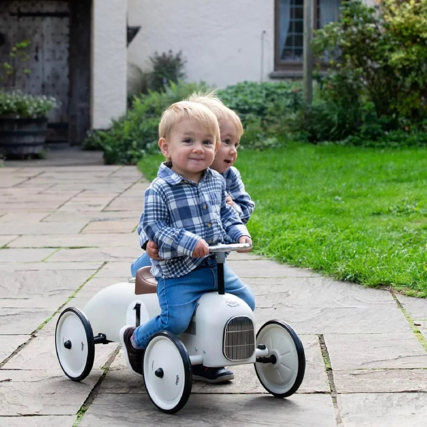 Vilac Ride On Metal Car Toy - Off White - mezetto ebebek ebebek
