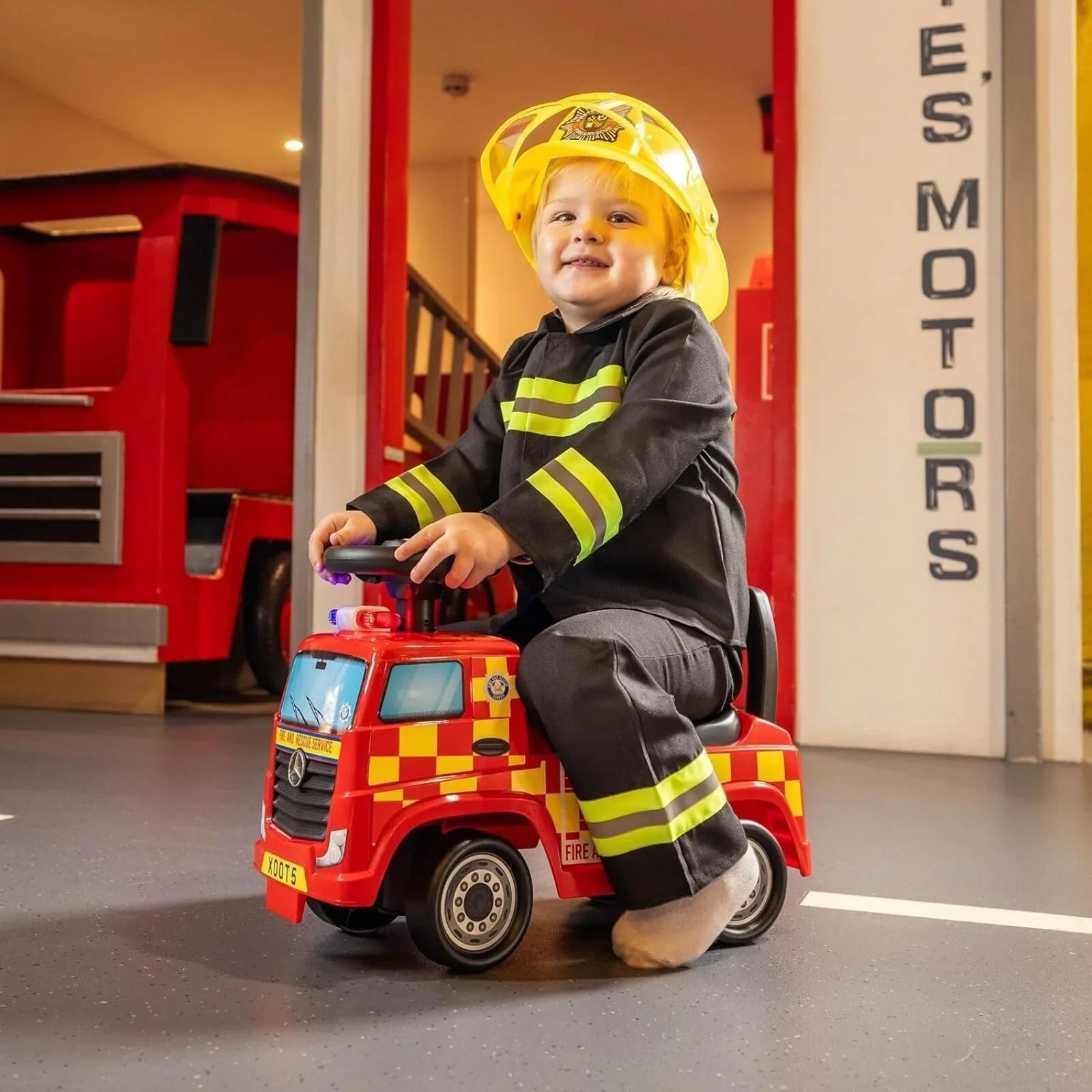 Xootz Mercedes - Benz Fire Engine Foot - to - Floor Ride On - Red - mezetto ebebek ebebek
